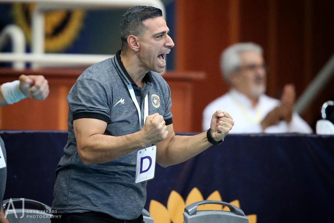 Mehdi Ghashghaei Rad coaching during a handball match