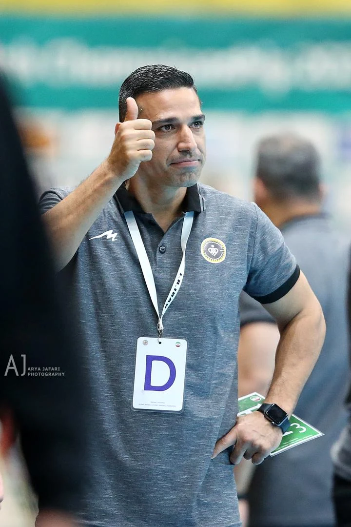 Mehdi Ghashghaei Rad coaching during an indoor handball match